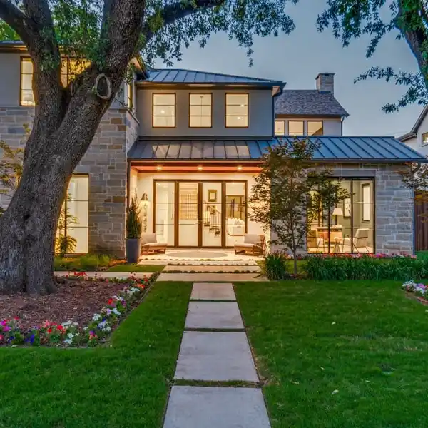 DESIGNER CRAFTSMANSHIP IN PREMIER LAKEWOOD LOCATION