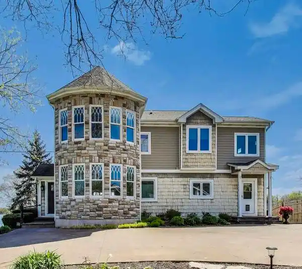 CLASSIC CHARM WITH MODERN BEAUTY ON CHANNEL LAKE