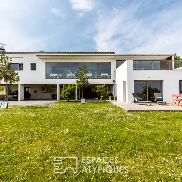 REFINED MODERNIST VILLA