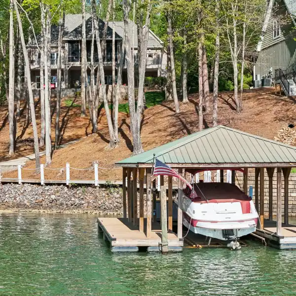 TURNKEY WATERFRONT RETREAT