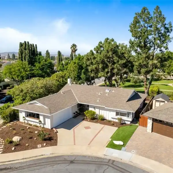 FABULOUS MOUNTAIN-VIEW PROPERTY