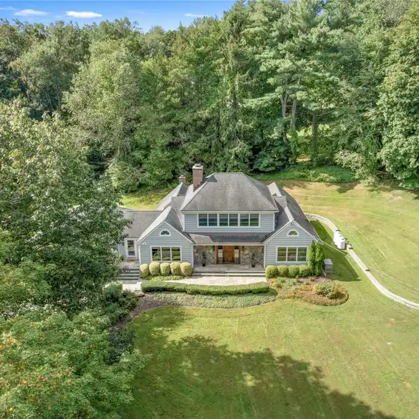 CHAPPAQUA CAPE COD ON 1.4-ACRE LAWRENCE FARMS