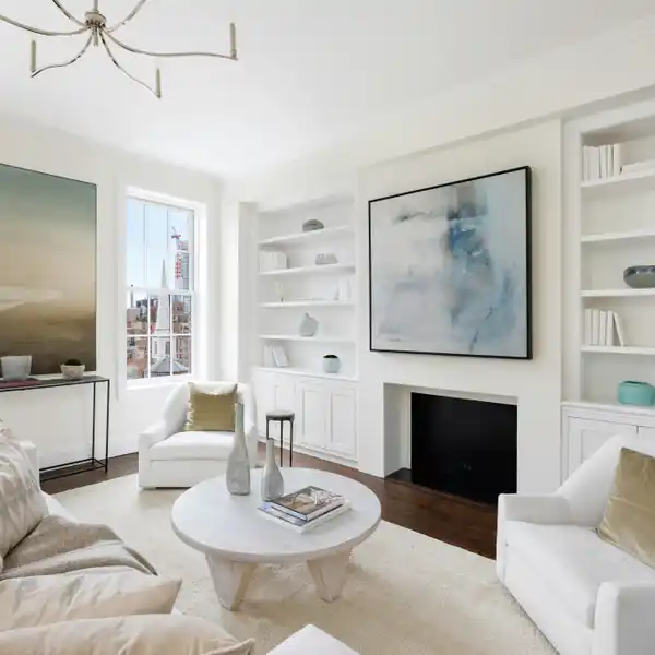 NEWLY RENOVATED HIGH-FLOOR CORNER APARTMENT