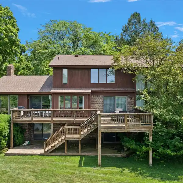 SERENE ALL-SPORTS LAKEFRONT HOME