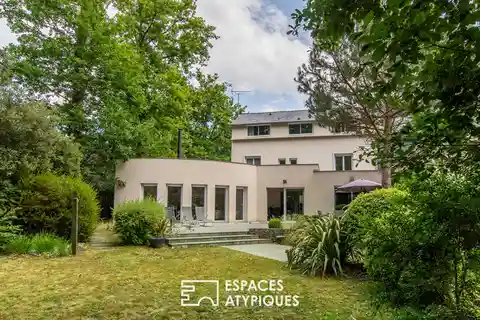 Light-Filled Sanctuary Between City and Nature