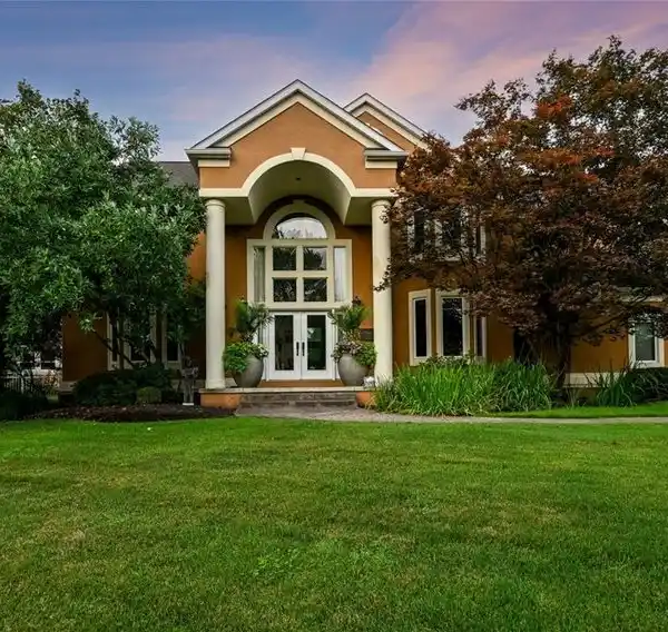 IDYLLIC LAKEFRONT SETTING IN ROSEMONT