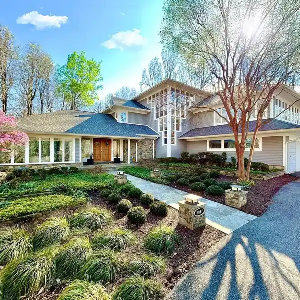 EXCEPTIONAL HOME IN PRESTIGIOUS PALISADES