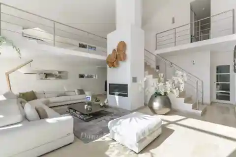 Cathedral-Ceiling Home in Peaceful Leafy Setting