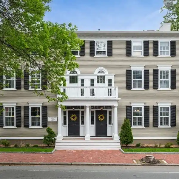 STYLISH TOWNHOUSE STEPS FROM DOWNTOWN