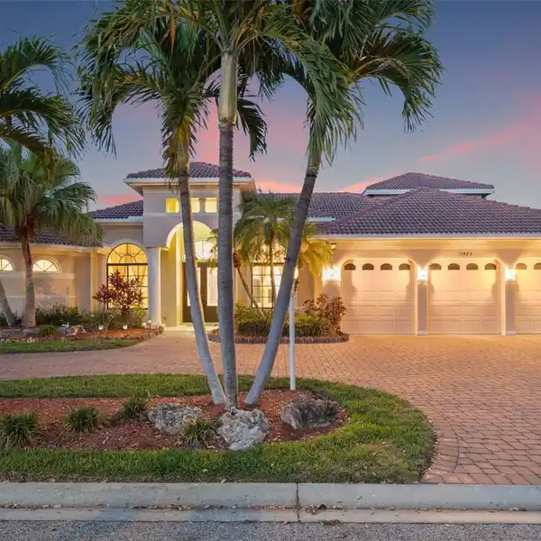 EXCEPTIONAL RESIDENCE IN PRESTIGIOUS LAKEWOOD RANCH COUNTRY CLUB