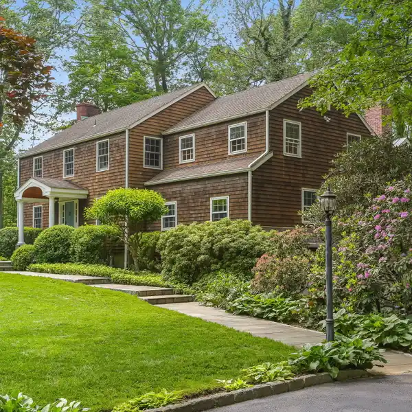 IMPECCABLE HOME IN FABULOUS LOCATION