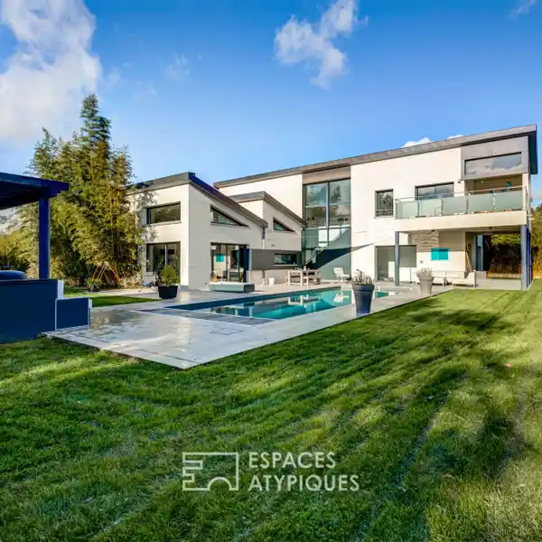 STUNNING ARCHITECT HOME WITH POOL