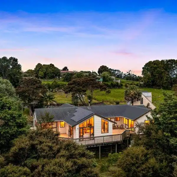 DUAL DWELLINGS ON PEACEFUL PRIVATE ACREAGE