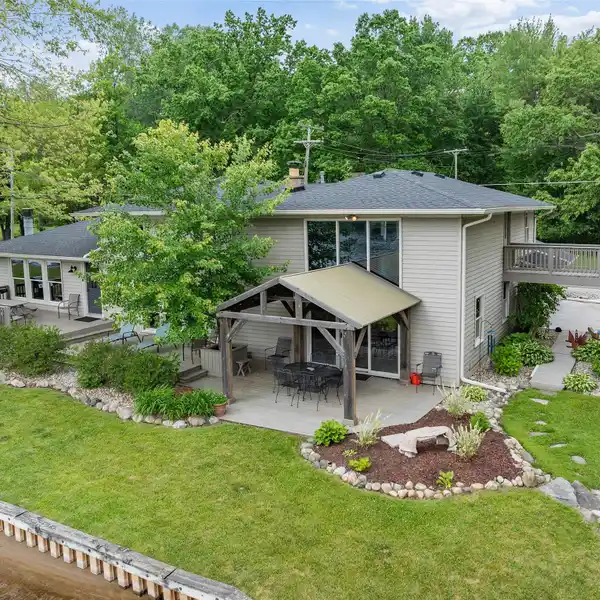 WATERFRONT PRIVACY ON ALL-SPORTS STRAWBERRY LAKE