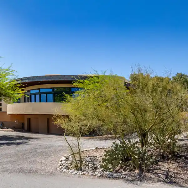 SPECTACULAR CONTEMPORARY HOME WITH PANORAMIC VIEWS
