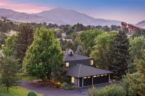 Modern Mountain Retreat with Sweeping Views