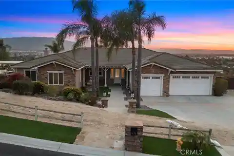 Luxurious and Charming Single-Story Estate