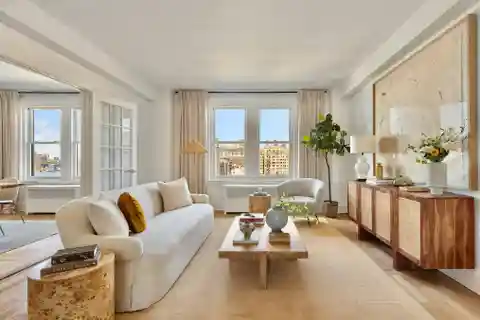 High-Floor Classic Six with Timeless Character