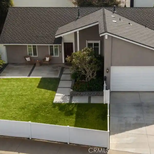 HUNTINGTON BEACH GEM WITH GRANITE CHEF’S KITCHEN