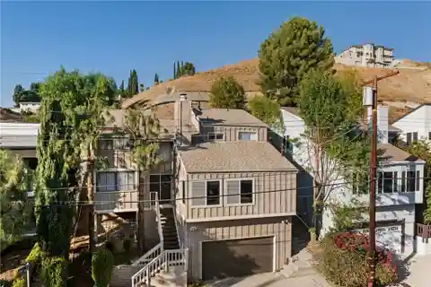 Woodland Hills Charmer