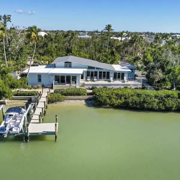 BAYFRONT RETREAT WITH INCREDIBLE VIEWS