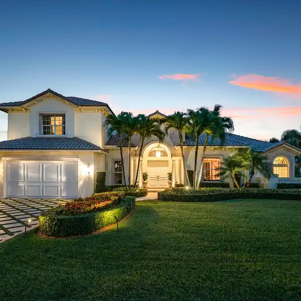 A HOME THAT DEFINES THE FLORIDA LIFESTYLE