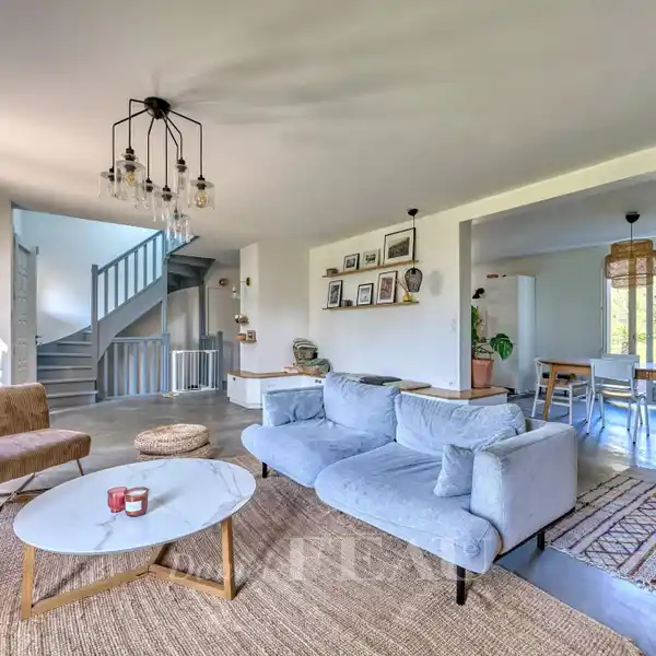 BRIGHT MONTRETOUT RETREAT WITH EXPANSIVE GARDEN