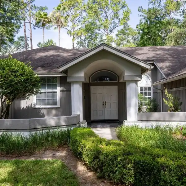 SPACIOUS POOL HOME IN THE DESIRABLE HUNTINGTON NEIGHBORHOOD