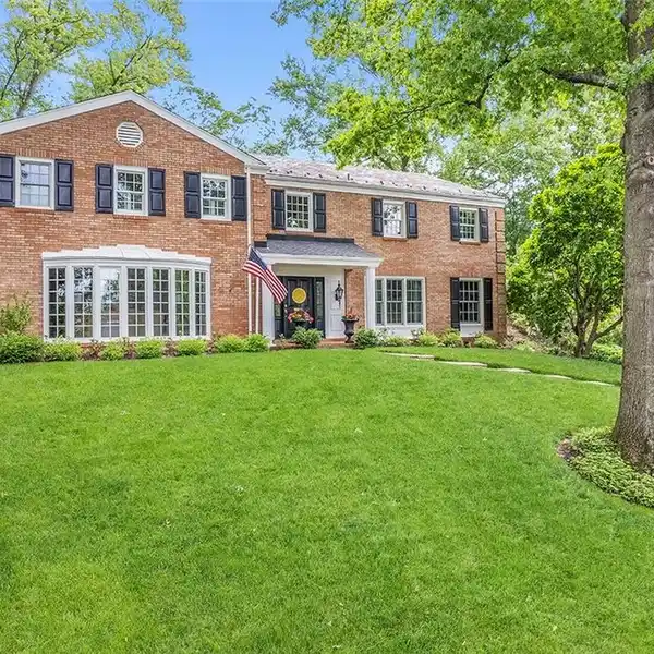 CLASSIC COLONIAL IN SOUGHT-AFTER VIRGINIA MANOR