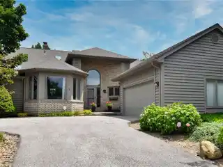 Special Free-Standing Contemporary Home