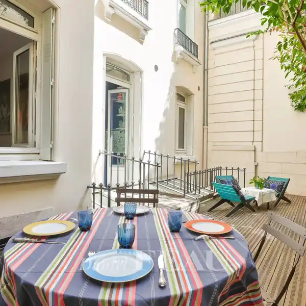 COURTYARD APARTMENT WITH A SUNNY TERRACE