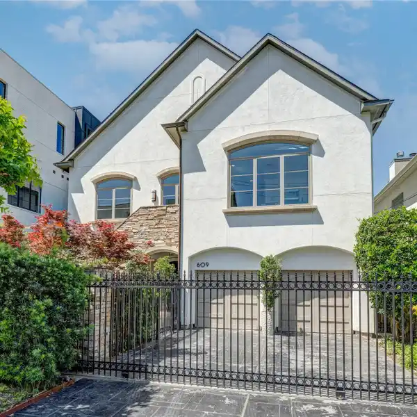 UNIQUE FULLY GATED PROPERTY