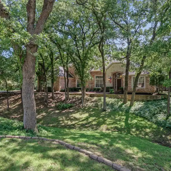 SPACIOUS HOME WITH GOURMET KITCHEN AND SCREENED PATIO