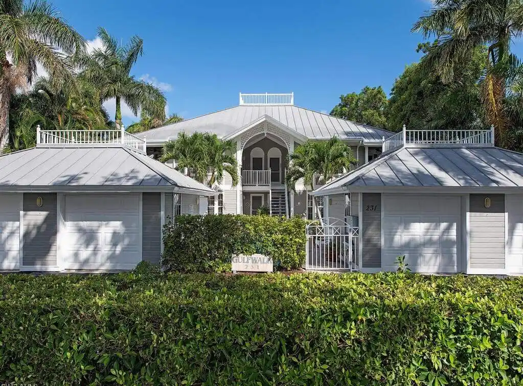 Stylish Unit in Prime Gulfwalk Location