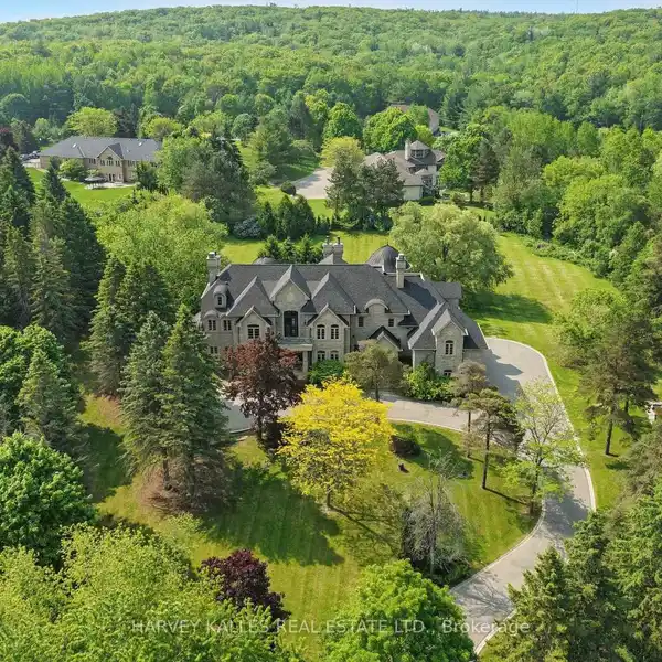 SERENE RESIDENCE SURROUNDED BY MATURE TREES