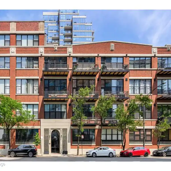 URBAN PENTHOUSE RETREAT WITH ICONIC SKYLINE VIEWS