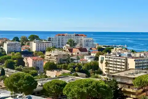 Penthouse Apartment with Panoramic Sea Views