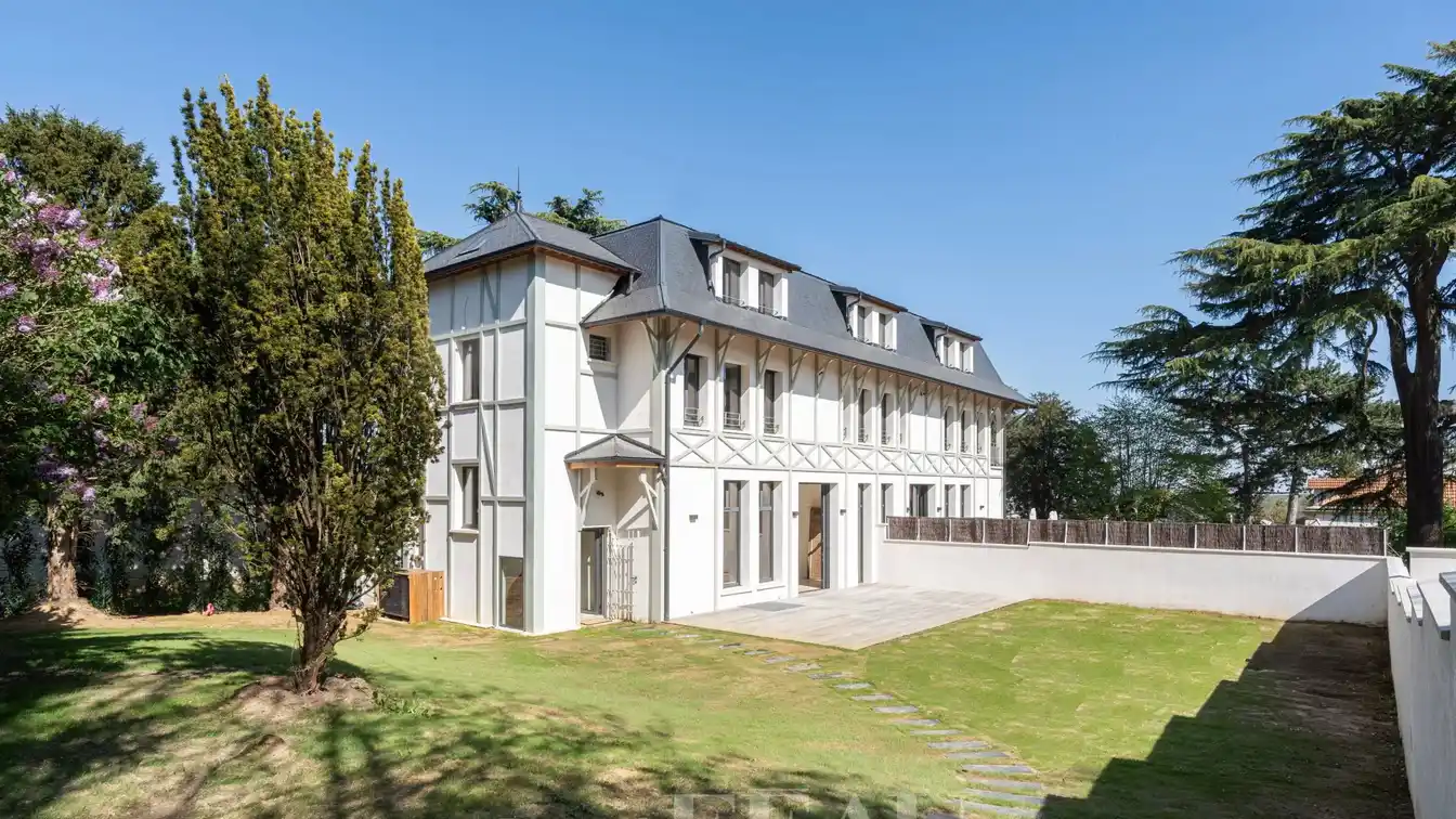 Immaculate Updated Chateau