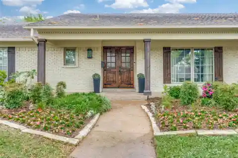 Ranch Home in Desirable Les Jardins