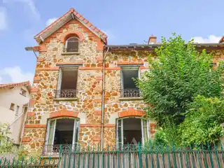 Leafy Garden Retreat with Garage and Workshop