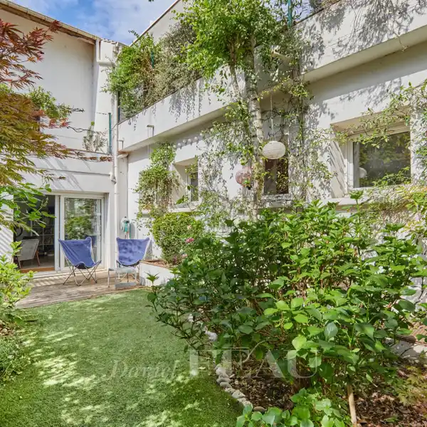 BRIGHT BEAUTIFUL HOME WITH ATTACHED GARAGE