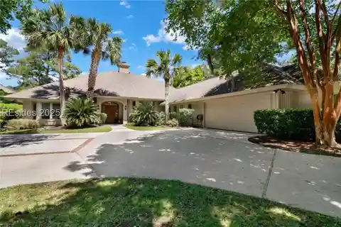 Spectacular Location with a Beautiful Tropical Setting.