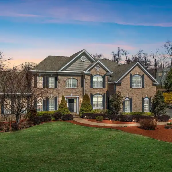 ELEGANT LIVING IN AN EXECUTIVE COMMUNITY