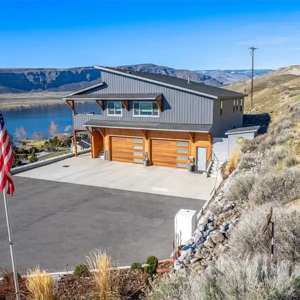 A LIFESTYLE OF LUXURY AND SERENITY WITH BREATHTAKING VIEWS