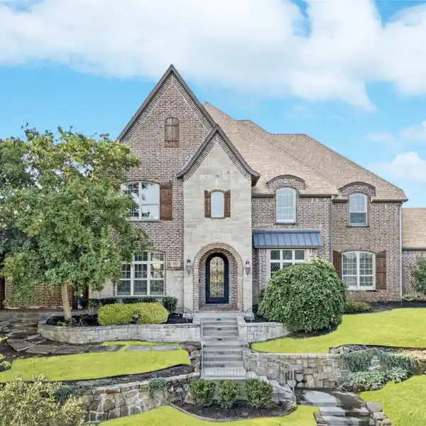 BEAUTIFULLY DESIGNED EXECUTIVE HOME IN CASTLE HILLS