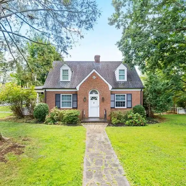 STORYBOOK CHARM WITH URBAN CONVENIENCE