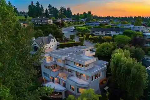 A Refined Home Blending Elegance and Comfort