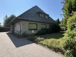 Hipped-Roof Villa in a Sought-After Residential Area