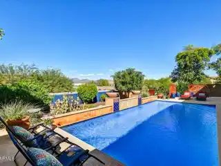 Seamless Indoor-Outdoor Flow with Expansive Windows