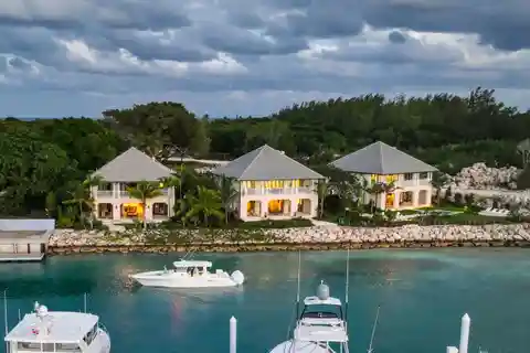 Turn-key Coral Cottage Residence Located in Legendary Harbour Island